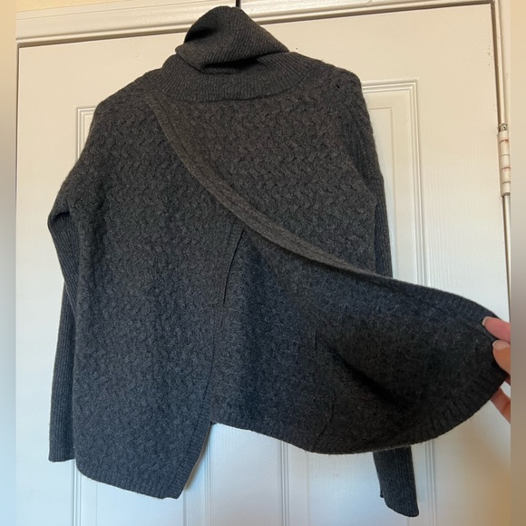 Gray Turtleneck Sweater with Pocket and open back - Picture 3 of 4